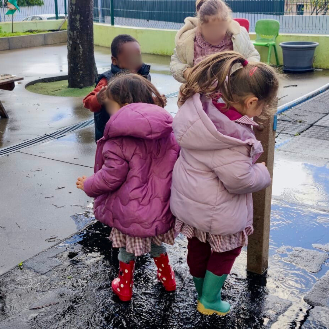 Saltar em Poças de Água